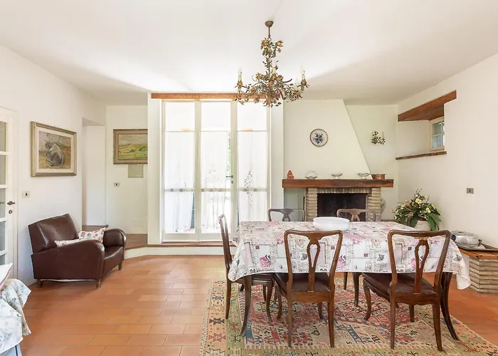 Podere Terrerosse Con Piscina Nell'entroterra Di ヴィラ