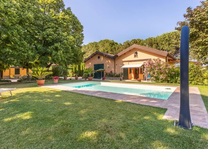 Podere Terrerosse Con Piscina Nell'entroterra Di ヴィラ *